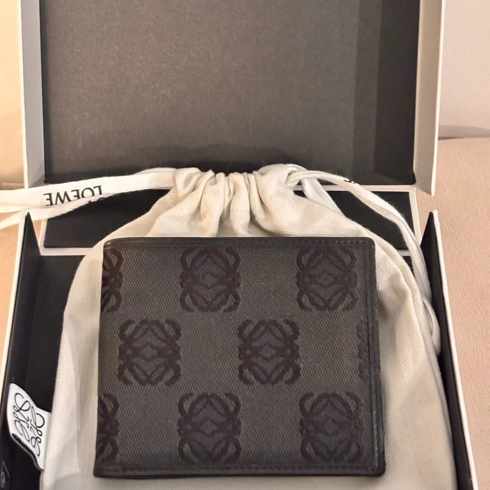 Loewe Men’s Black Anagram Bi-Fold Wallet NEW FULL INCLUSION